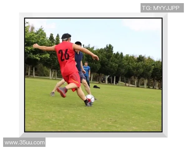 帕如克足球明星的传奇之路与辉煌成就全景回顾